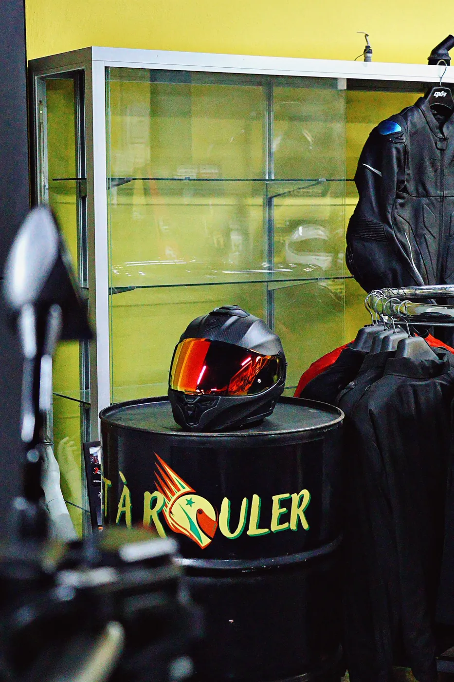 Équipement moto en boutique — casques, blousons, gants